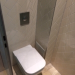 Design-WC mit Einbauspüler