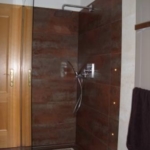 Ebenerdige Duschanlage selbstentworfenem Mosaik, freistehender  Echtglaswand und Unterputz-Thermostarmatur GROHE Allure