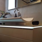 Schalen-Waschtisch mit indirekter LED-Beleuchtung und Unterschrank